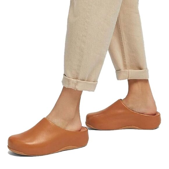 FitFlop Shuv Leather Clogs in Light Tan - Picture 1 of 7